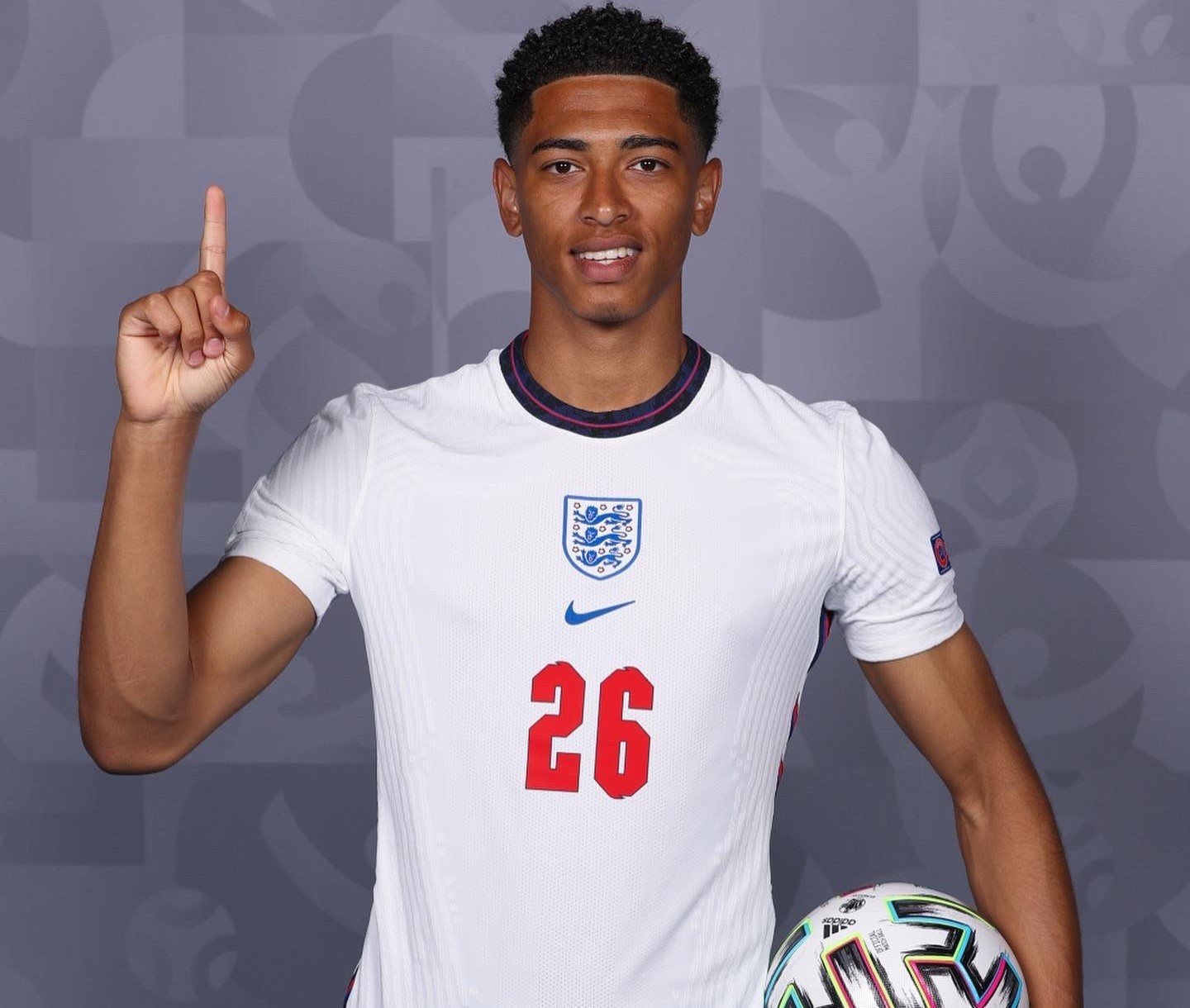 最后3秒广州对徐杰犯规 裁判未响哨！替补席众将摊手挠头疑惑不解（读秒阶段广州对徐杰犯规未被吹罚 替补席球员集体摊手不解）