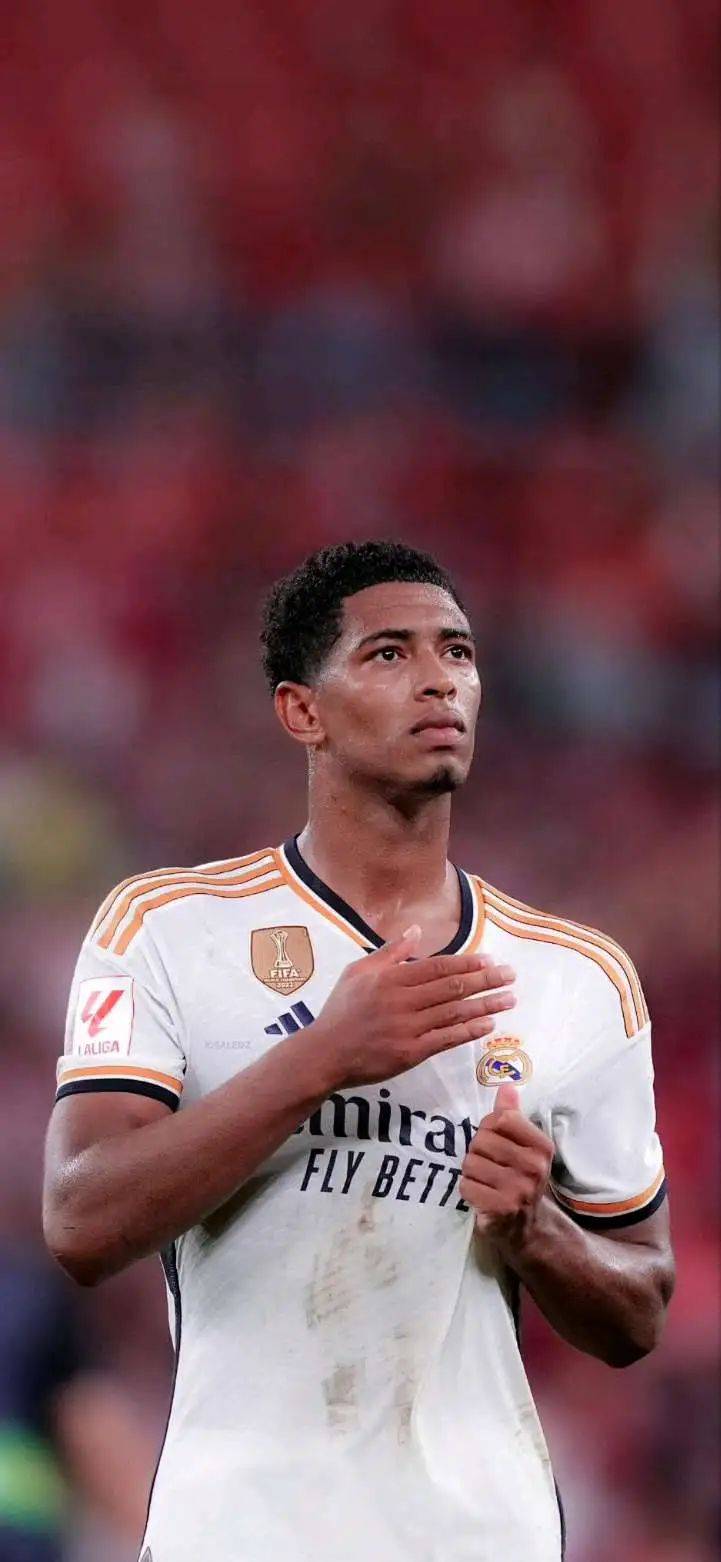 要不休息吧！华子第三节依然被伤病困扰 不断捂着自己受伤的位置（不如暂时休战？华子第三节仍受伤势困扰，频频捂着伤处）