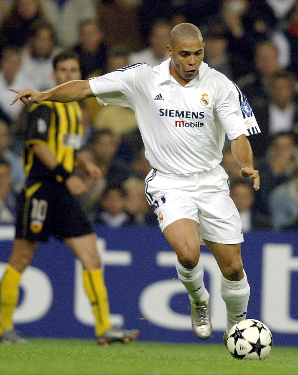 多库对战列支敦士登全场数据：2射1传，10次过人7次成功（多库对阵列支敦士登全场表现：2次射门1次助攻，10次过人7次成功）