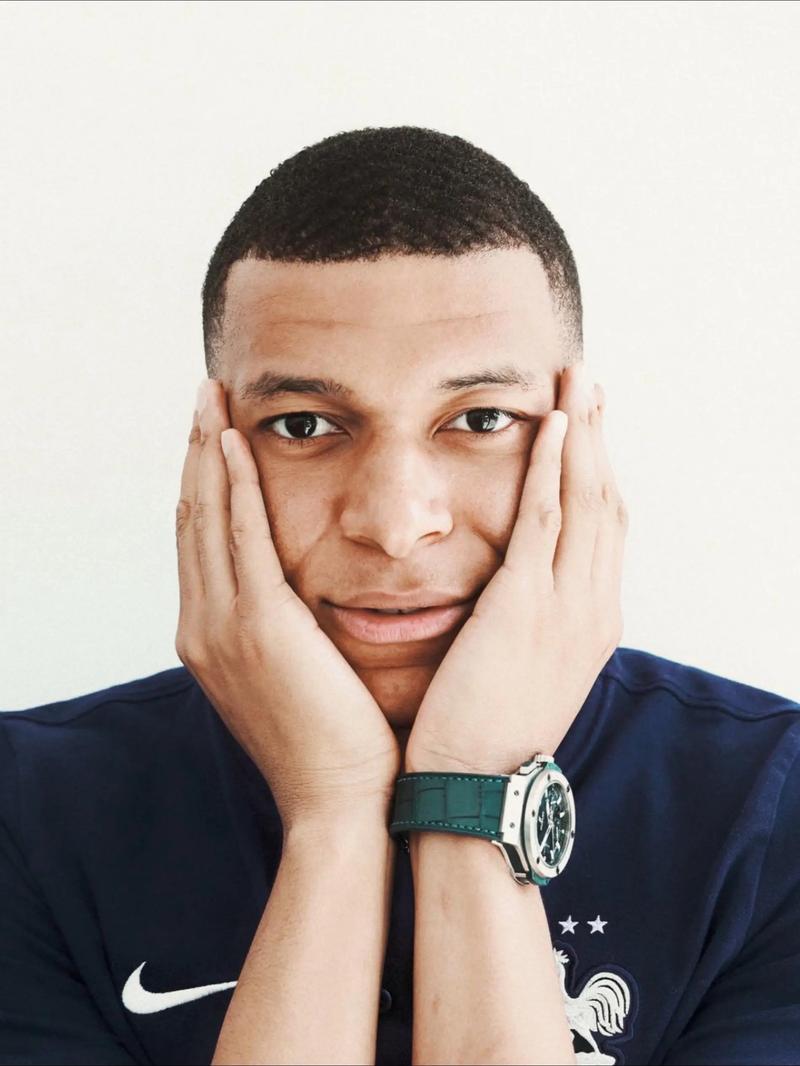 达万庆祝足协杯夺冠：我无比开心能实现这个将永存于心的梦想（达万欢庆足协杯加冕：实现一生难忘的梦想让我无比欣喜）