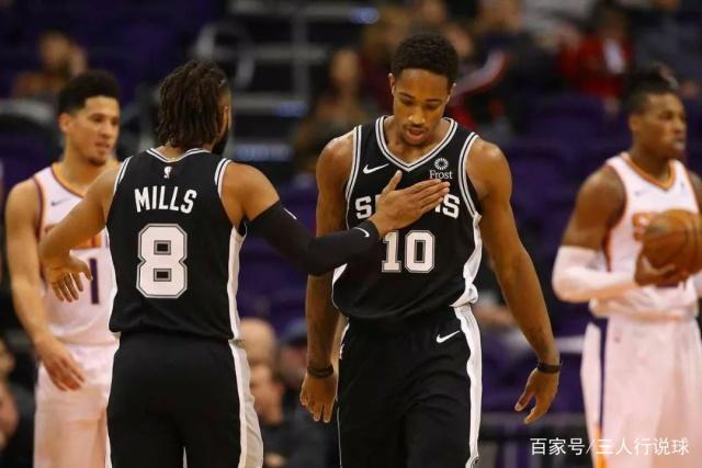 大罗与阿尔卡拉斯切磋网球，还赠送其签名巴西球衣（大罗与阿尔卡拉斯网球过招，亲赠签名巴西队球衣）