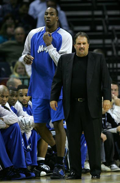 欧冠半场：克瑙夫打破僵局，法兰克福1-0巴塞罗那（欧冠半场战报：克瑙夫先开纪录，法兰克福暂1-0领先巴萨）