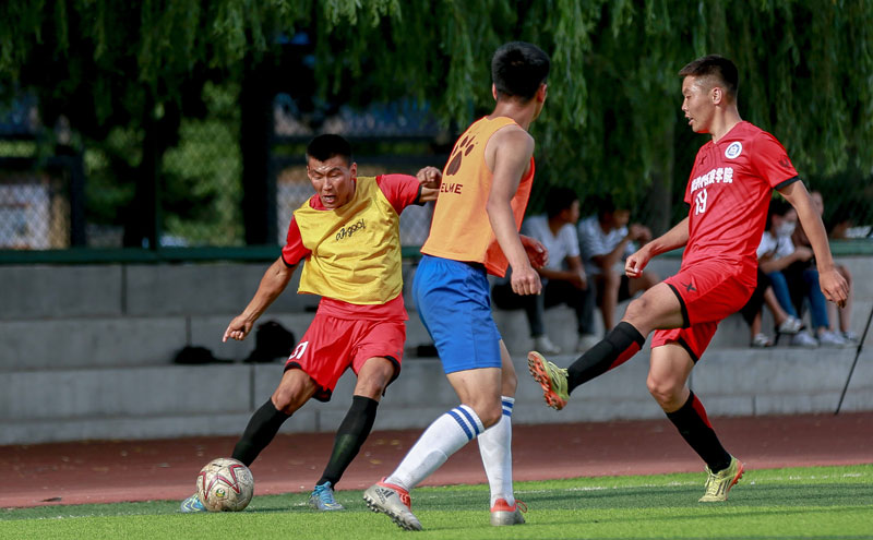 小巴里·布朗首节爆发，三分球如雨点般落下（小巴里·布朗首节火力全开，三分雨狂洒全场）