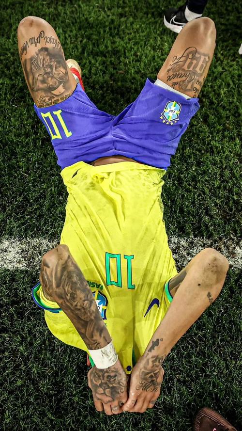 萨拉赫无缘利物浦欧冠名单，斯洛特称俱乐部必须作出回应；此前萨拉赫因未首发炮轰球队（萨拉赫落选利物浦欧冠名单，斯洛特称俱乐部须作出回应；其此前因未获首发曾公开抨击球队）