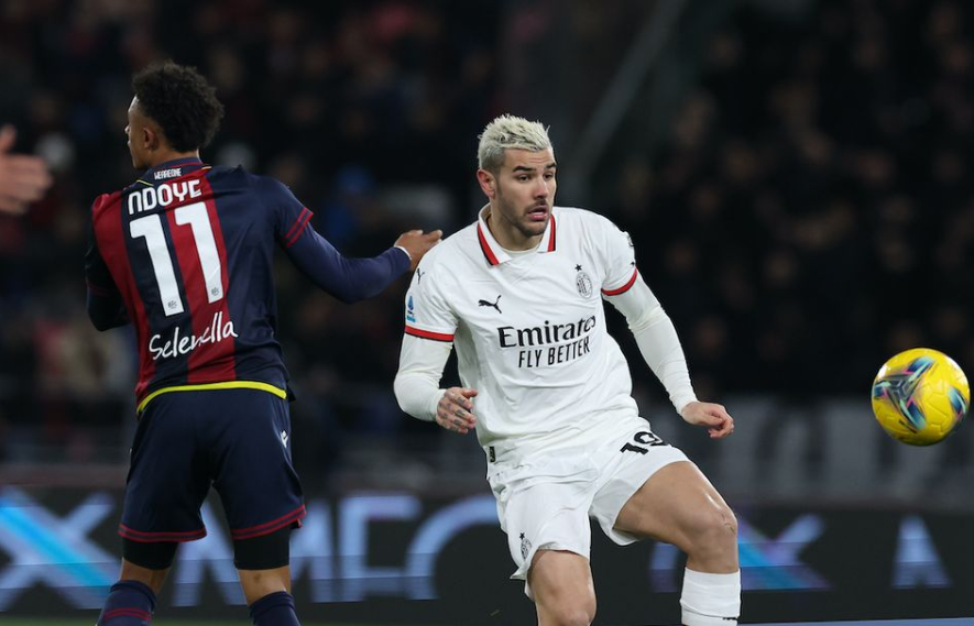 曼联主场4比1大胜狼队，B费梅开二度，姆贝莫、芒特破门，终结对手不胜纪录，升至第六。（曼联主场4-1横扫狼队：B费双响，姆贝莫、芒特建功，终结对手不胜纪录，升至第六位）